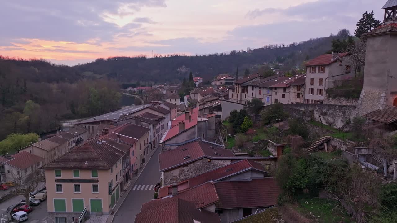 Chiesa storica e tetti del villaggio illuminati dal tramonto in Francia