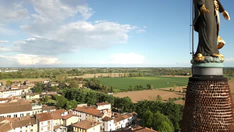 Volando-Sobre-La-Iglesia-Católica-De-Santa-Maria-Assunta-En-Soncino,-Italia---Disparo-De-Drones