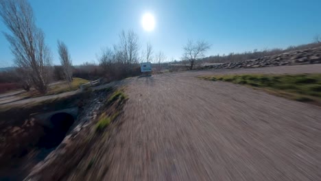 vista a nivel del suelo del avión no tripulado de fpv de la presa du planas, aviñón, francia