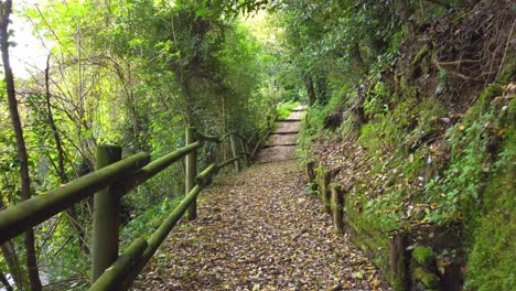 Caminando-Por-Un-Camino-Para-Llegar-Al-Centro-De-La-Ciudad-De-Narni-Ubicado-En-La-Región-De-Umbría,-Italia-Central