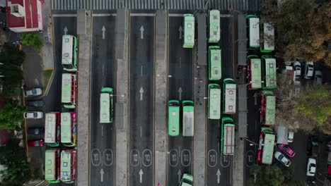 Dolly-Zurück-Busbahnhof-Cenital-Dron-Blick,-Bis-Sie-Das-Stadtpanorama-Sehen