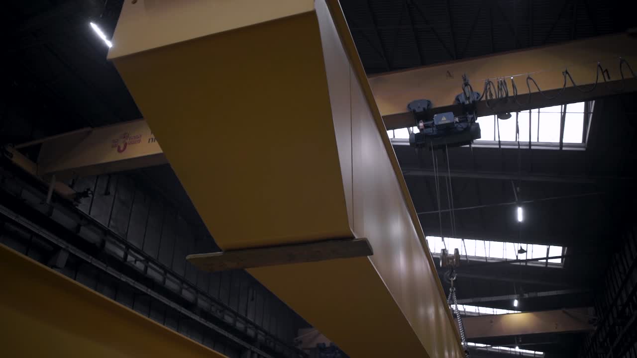 grúa industrial en un entorno de fábrica