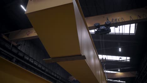 grúa industrial en un entorno de fábrica
