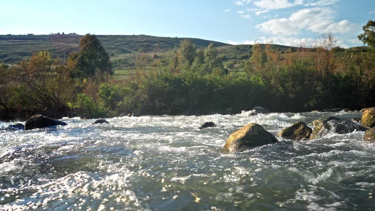 Flusso d'acqua nel fiume Giordano.