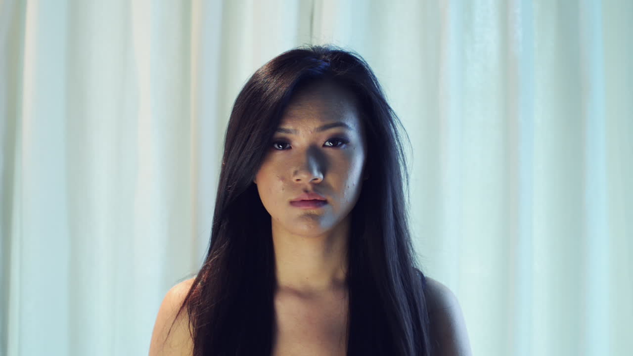 우울한 십대 소녀는 슬프고 외롭고 울고 있습니다.