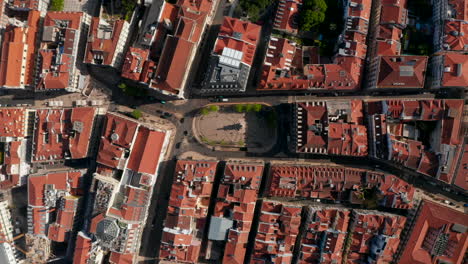 Los-Pájaros-Aéreos-Miran-Desde-Arriba-Hacia-Abajo-La-Vista-De-Calles-Y-Casas-Con-Tejados-Rojos-En-La-Ciudad.-Plaza-Luis-De-Camoes-Desde-Drone.-Lisboa,-Capital-De-Portugal.