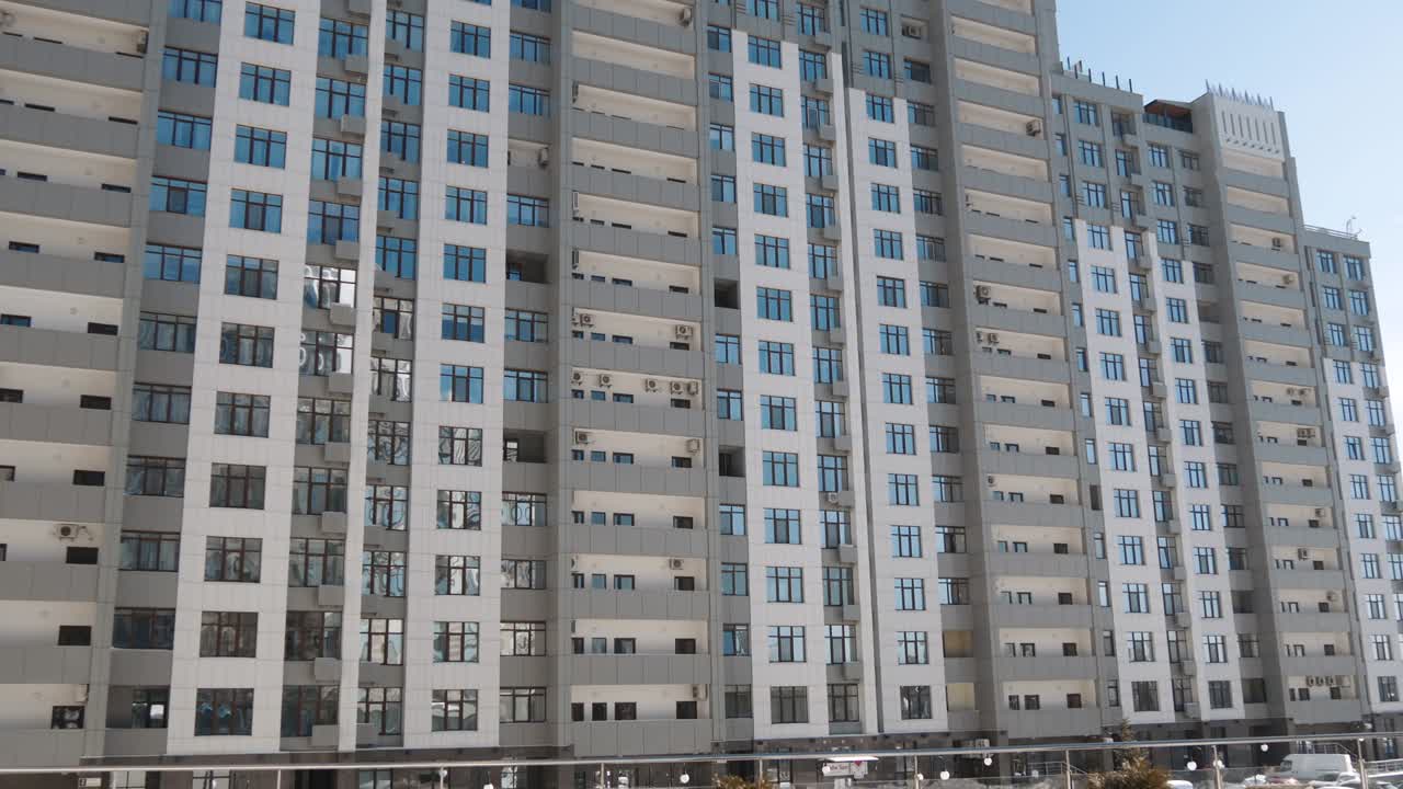 현대 주거 지역 건물 건축물의 낮은 각도 establishihg