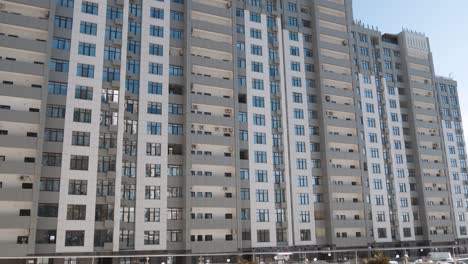 bajo ángulo establishihg tiro de la arquitectura de edificios de áreas residenciales modernas