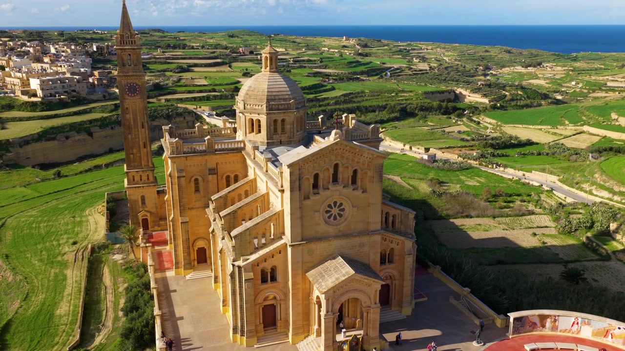 Exteriör av Ta' Pinu-basilikan på Gozo, Malta – Drönarbild från luften
