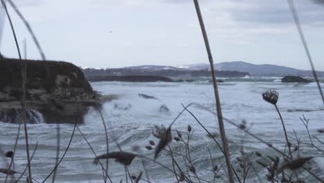 Schwenk-Auf-Die-Felsige-Küste-Im-Winter-Bei-Starkem-Wind-Und-Großen-Wellen-1