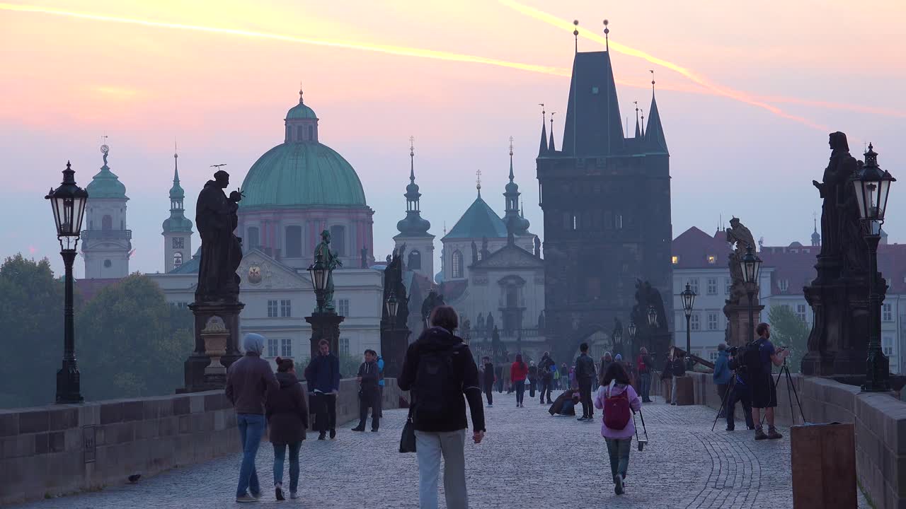 Classica luce dell'alba mattutina sulle statue del Ponte Carlo a Praga, Repubblica Ceca