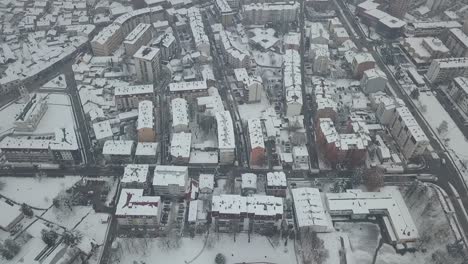 Vista-Aérea-De-Un-Pequeño-Pueblo-Cubierto-De-Nieve