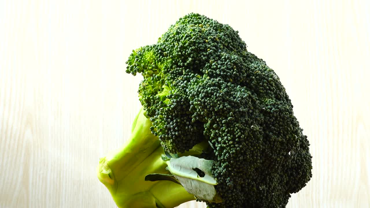 Riprese di broccoli in movimento. Tagliere.