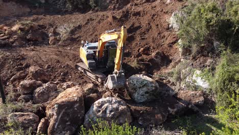 Crawler-Bucket-Rolls-Boulder