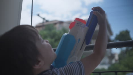 Imágenes-De-Un-Niño-Caucásico-Jugando-Con-Un-Juguete-De-Pistola-De-Agua