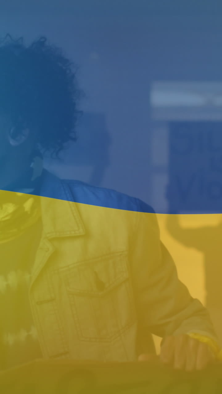 Animazione della bandiera dell'Ucraina su un manifestante maschio afroamericano