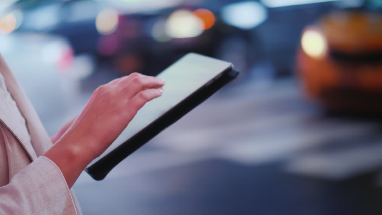 use la tableta en una calle concurrida en nueva york en el fondo pasando los famosos taxis amarillos cerca de u