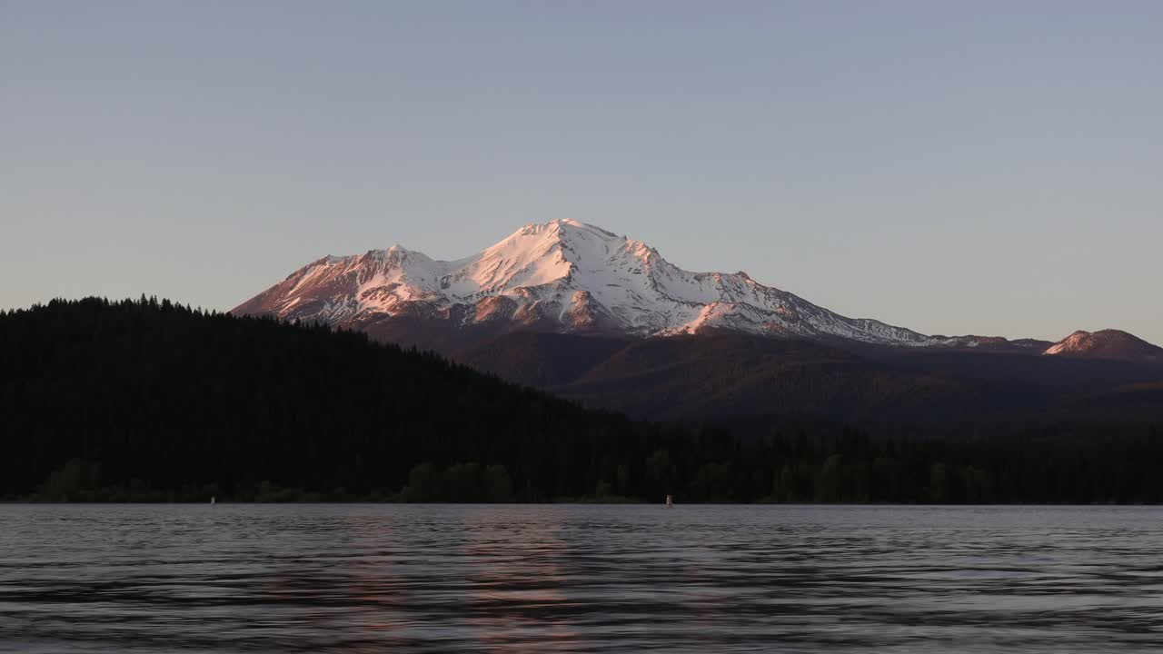 lapso de tiempo de la puesta de sol sobre el monte shasta, california, estados unidos