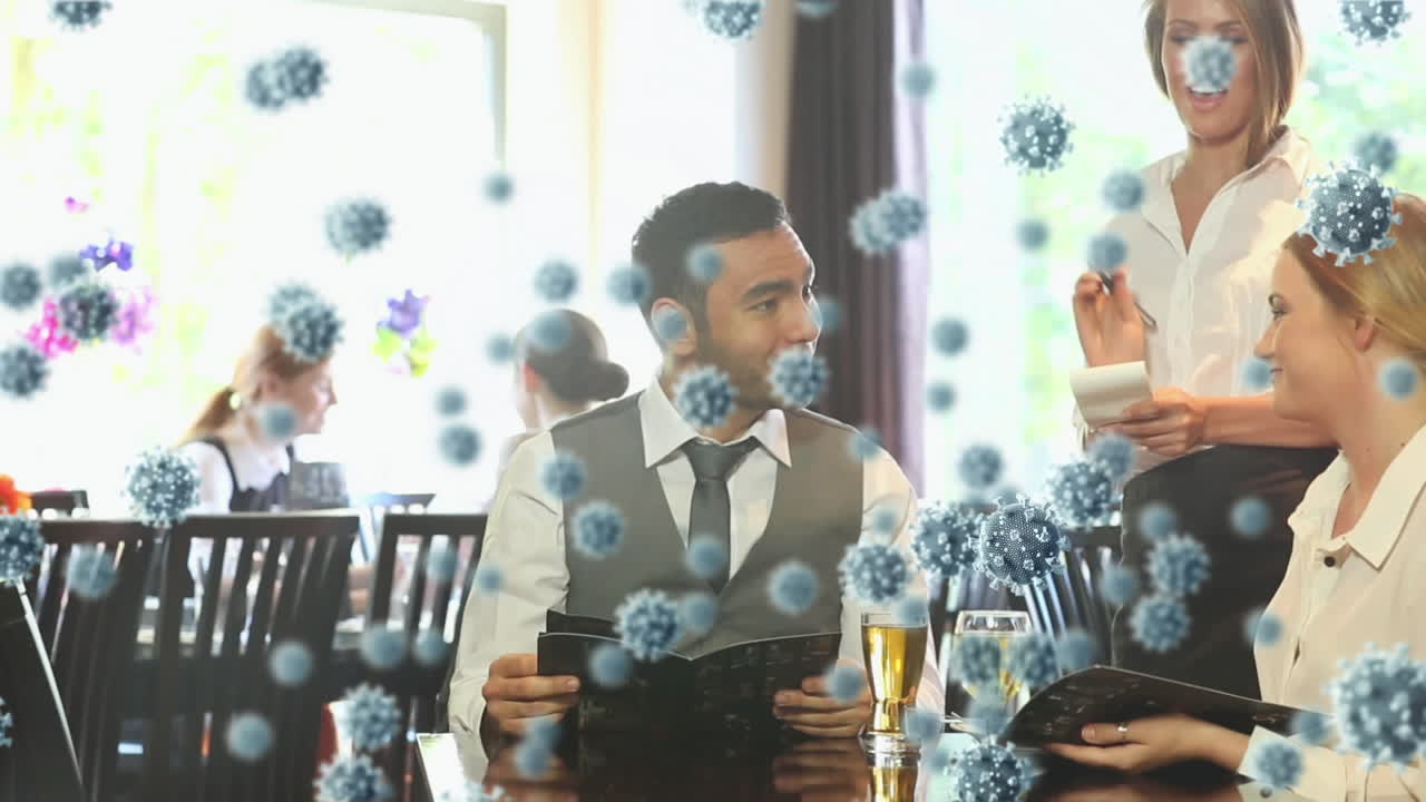 코로나19 세포가 술집의 커플과 웨이트리스 위에 떠다니며 팬데을 묘사합니다.