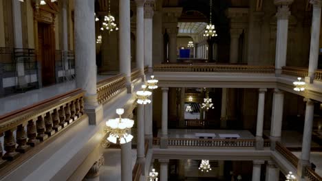 dentro del edificio del capitolio del estado de indiana en indianápolis, indiana con video gimbal panorámico de izquierda a derecha