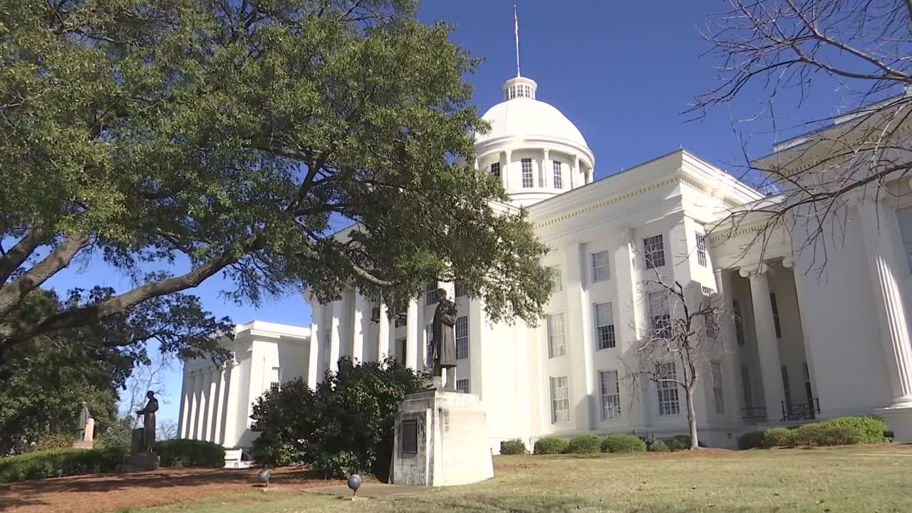 앨라배마 주청사 앞에 있는 제임스 매리언 심즈 동상