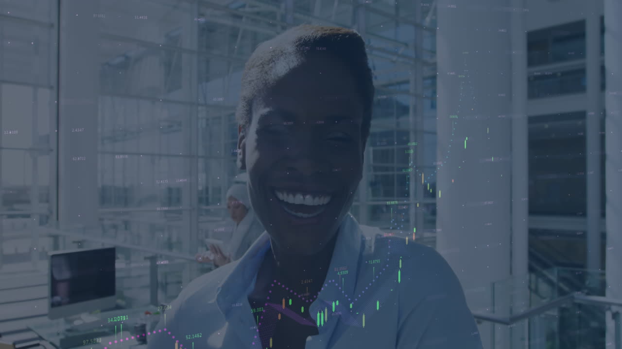 animación del procesamiento de datos financieros sobre una mujer de negocios sonriente en la oficina