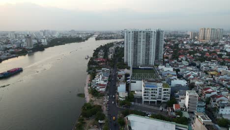 Horizonte-Aéreo-De-La-Ciudad-Del-Distrito-2-Thao-Dien-En-Ho-Chi-Minh-Vietnam-Al-Atardecer-A-Lo-Largo-Del-Río-Saigon