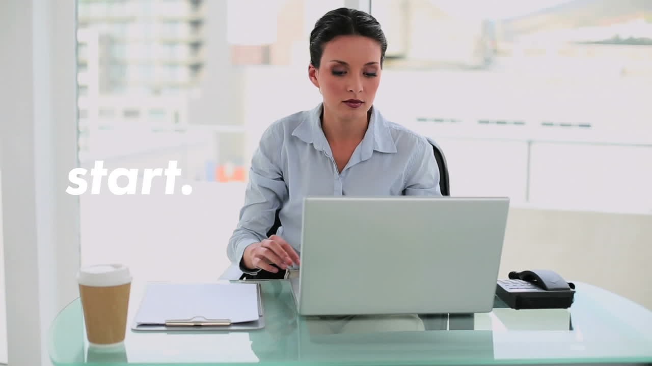 animación de texto de inicio sobre caucásico cansado trabajando en la computadora portátil después de tomar una siesta en el escritorio en la oficina