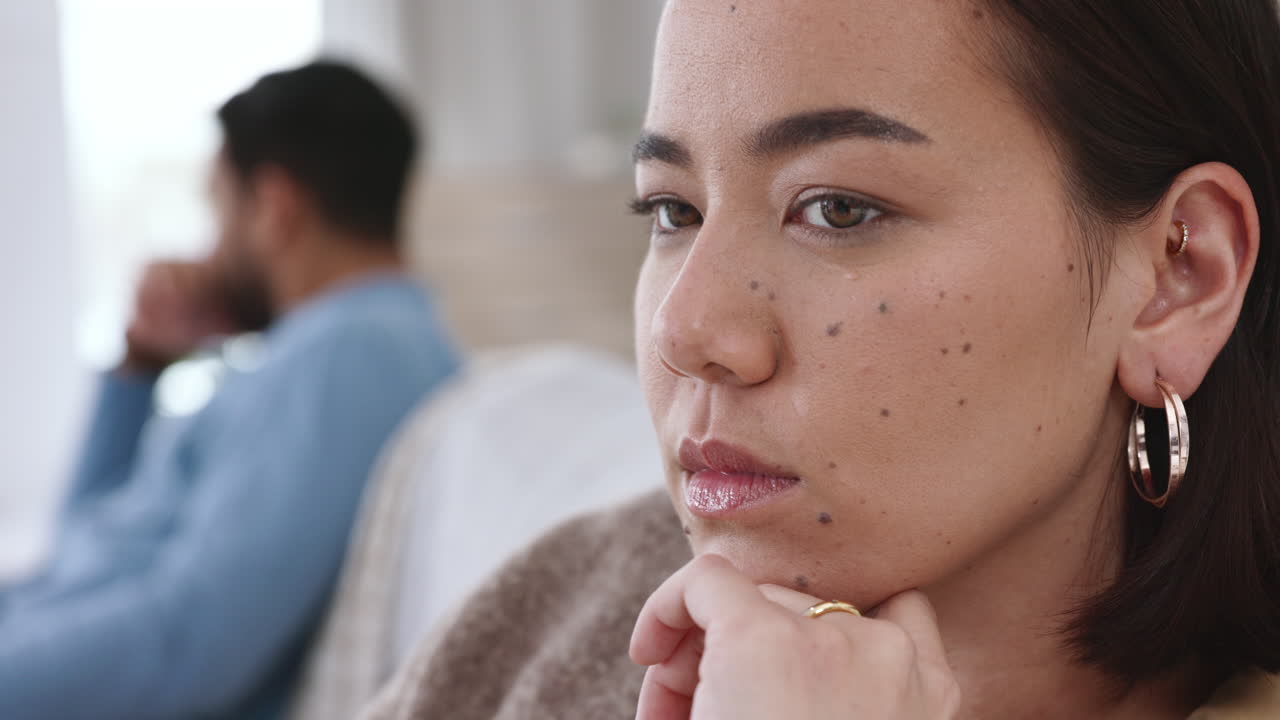 아시아 커플, 여자 또는 이혼 싸움 집에서