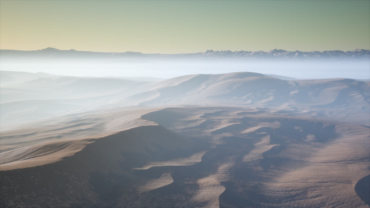 Dune di sabbia rossa nel deserto nella nebbia