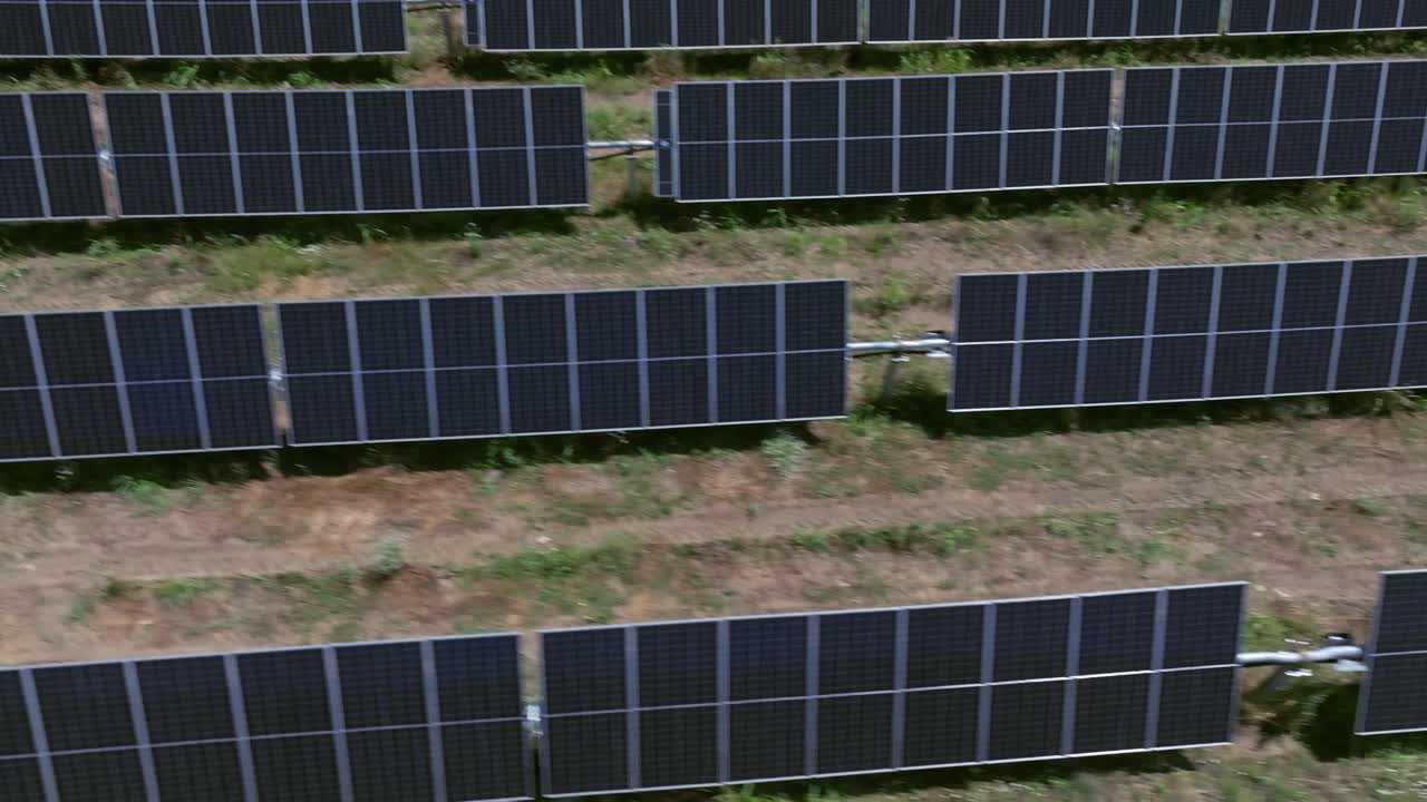 Vasti pannelli solari in un ambiente rurale, giornata di sole, concetto di energia pulita