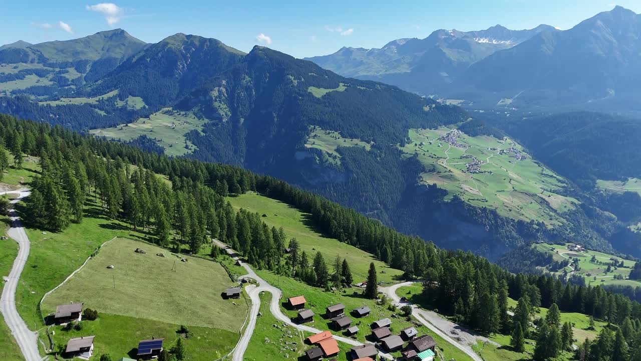 vista aérea de un pueblo en las montañas