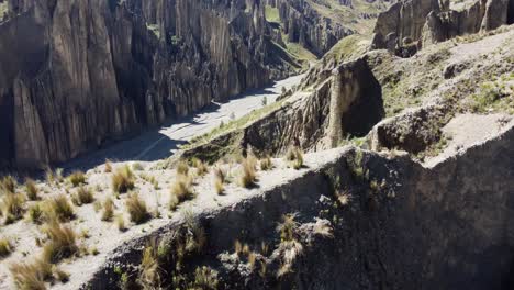 sobrevuelo aéreo de la cresta estrecha para revelar las torres rocosas del valle de las animas