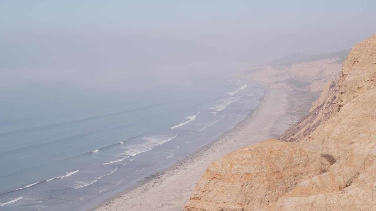 은 절벽 바위 또는 블러프, 캘리포니아 해안 침식. 토리 파인스 비스타 오버룩