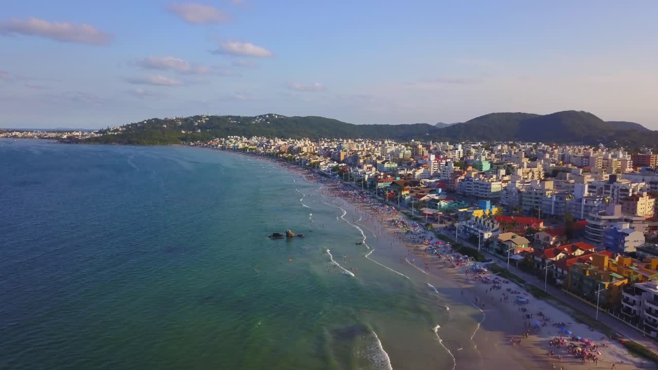 브라질 황금시간대에 관광객들로 붐비는 봄바스 해변의 공중 와이드샷