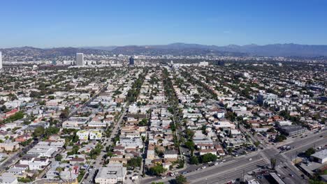 ciudad media, barrio central de los ángeles, california, estados unidos, toma de avión no tripulado del paisaje urbano, casas y calles