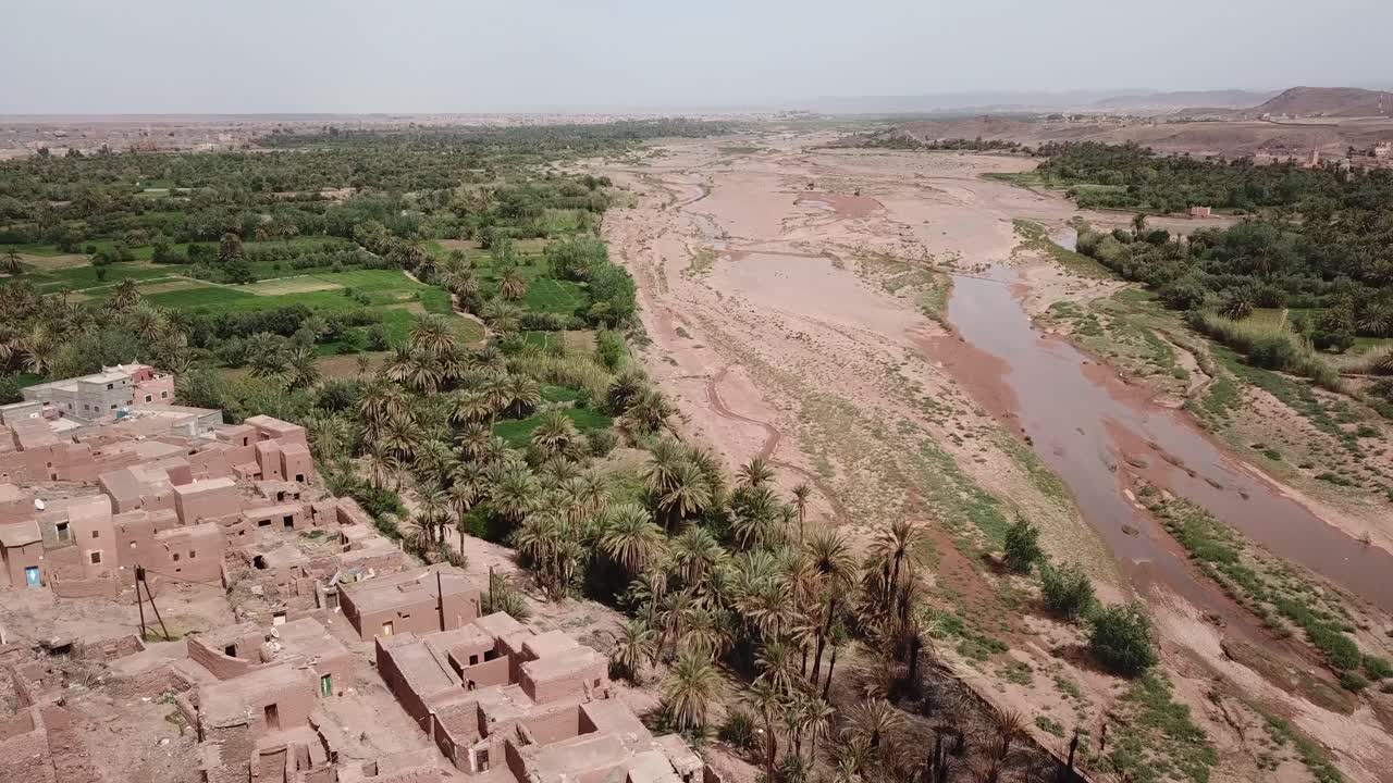 Ảnh chụp từ trên không của tàn tích Kasbah cổ dọc theo ốc đảo sông tươi tốt. Vị trí này làm nổi bật các mô hình định cư của con người trong lịch sử và sự thích nghi với các nguồn nước ở sa mạc khô cằn của Ma-rốc