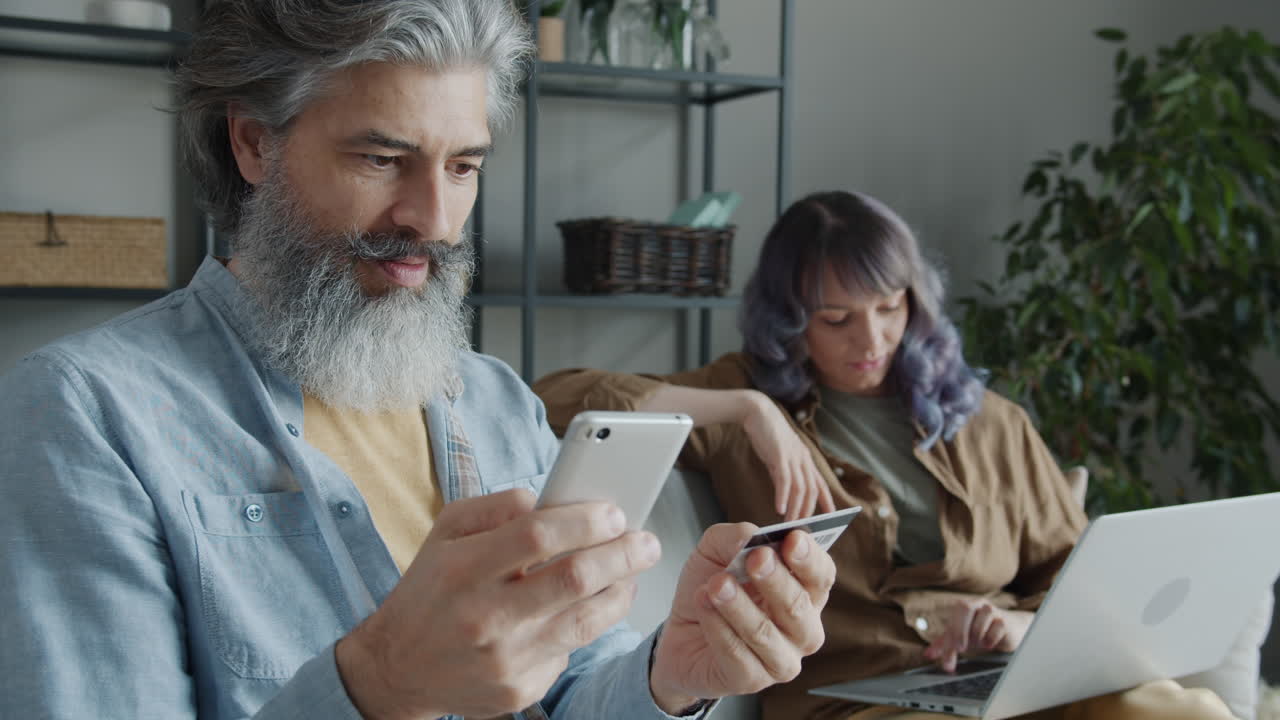 pareja de compras en línea