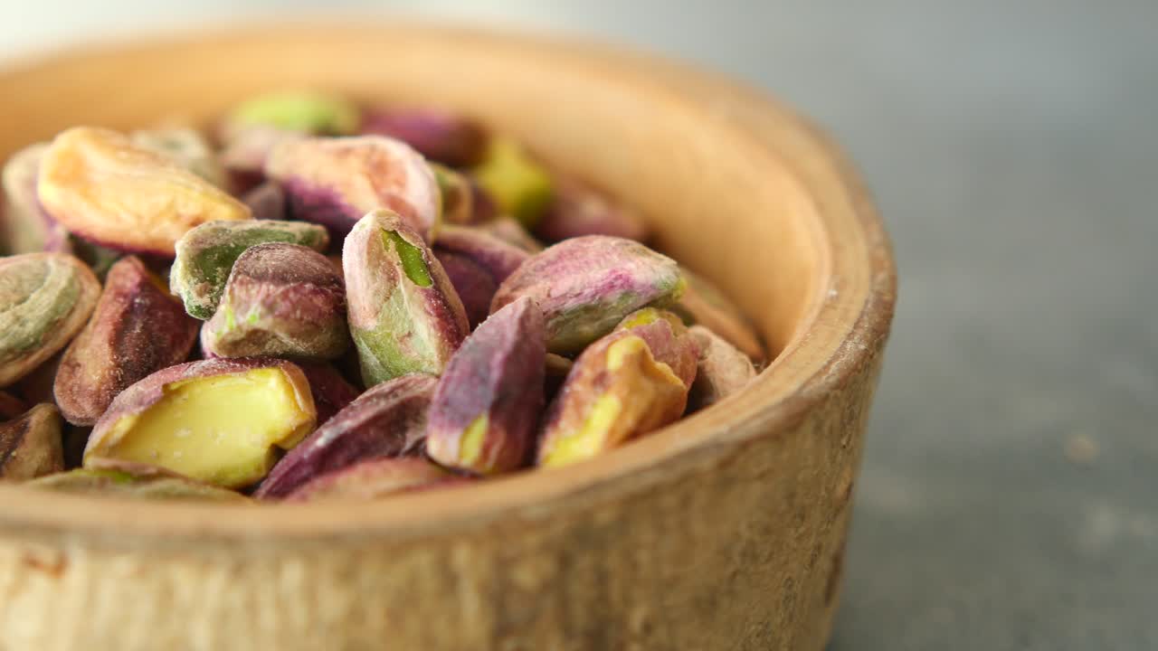 close up de pistachos en un cuenco de madera