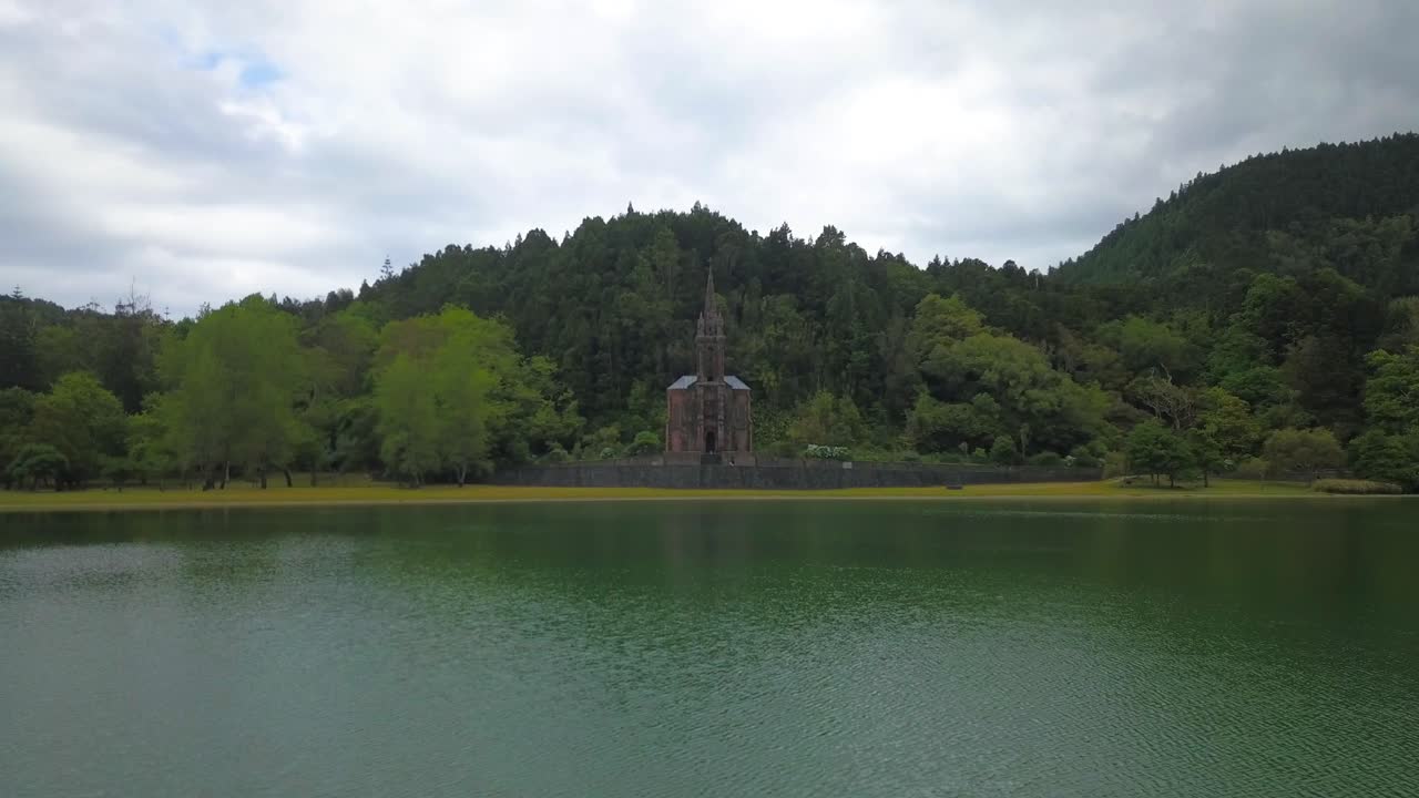 capela de nossa senhora das vitórias, ermida de josé do canto church in são miguel, azores를 향해 날아가는 드론