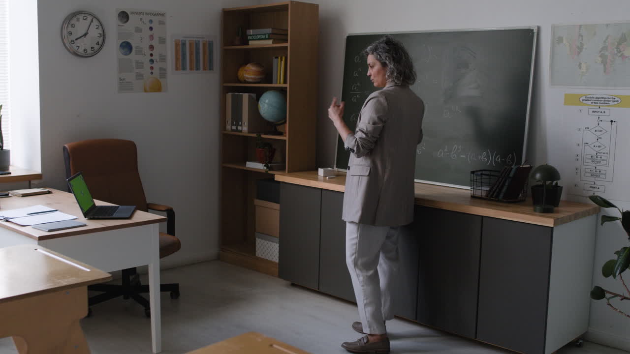 profesor dando una conferencia en un aula