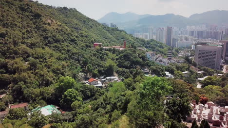 vista aérea del cementerio cristiano de hong kong tao fong shan en la cima de una colina con vistas a sha tin rodeado de vegetación y árboles