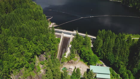 Espectacular-Subida-Aérea-Que-Revela-El-Pintoresco-Desierto-De-Columbia-Británica-En-El-Lago-Capilano