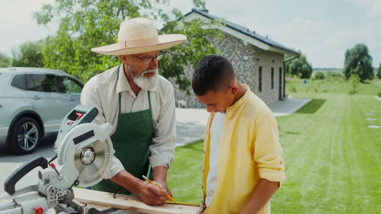 abuelo y nieto trabajando en un proyecto