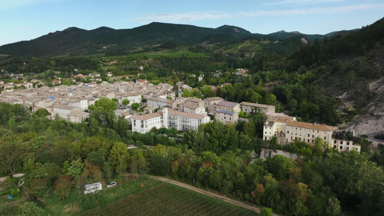 Vista aerea del villaggio di Saillans, con vista sul Col de Blancheville, fiume Drôme