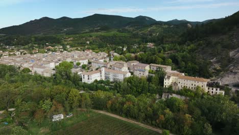 Aerial-over-village-of-Saillans,-overlooking-the-Col-de-Blancheville,-river-Drôme