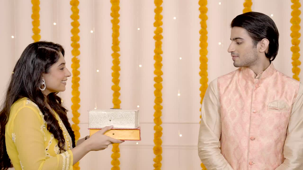 Donna indiana che sorprende suo marito per il Diwali