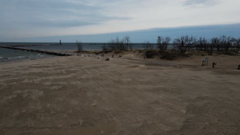 Movimiento-De-Camión-Izquierdo-Con-Drone-Sobre-El-Paseo-Marítimo-De-Muskegon