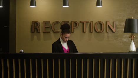 recepcionista que trabaja en la recepción del hotel