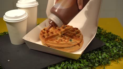 Waffeln-In-Zeitlupe-Mit-Milchkaramell-Süßigkeiten-überziehen